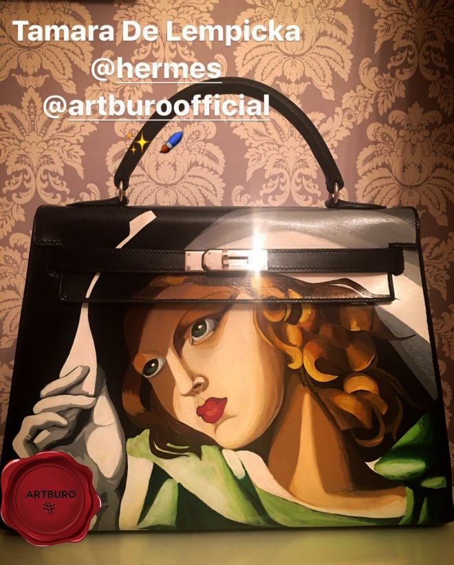 ARTBURO Personalization : Hand Painted HERMÈS Vintage Kelly Bag, Girl in Green with Gloves by Tamara de Lempicka, (1929). "Art Deco Collection by ARTBURO" for Angelika Ivanc. АРТБЮРО Персонализация : Ручная Роспись HERMÈS Vintage Kelly Bag, Девушка с перчатками Тамара де Лемпицка, (1929). Коллекция АРТБЮРО "Арт-Деко". Exceptional HERMÈS bag. Artist:Tamara De Lempicka Created:1931 Dimensions (cm):45.5 x 61.5 Format:Oil on plywood Location:Musée national d'art moderne, Paris, France Perhaps Tamara De Lempicka’s most famous painting, ‘Girl in Green with Gloves’, has been an icon to her artistic style and work throughout her career. Painted in 1929, the ‘Girl in Green with Gloves’ displays a beautiful young woman wearing a flimsy green dress, white gloves, and a large, white hat. The sharp-edged form combined with the bold use of color render the whole strongly dimensional and modern. It appears that the sleek feminine figure with curvaceous lines is holding on to her hat in order to avoid losing it in the breeze, De Lempicka undoubtedly masters the effect of a wind blowing through the painting. A slight sense of eroticism is established by having the dress cling to her body, revealing her breasts and navel through the fabric.