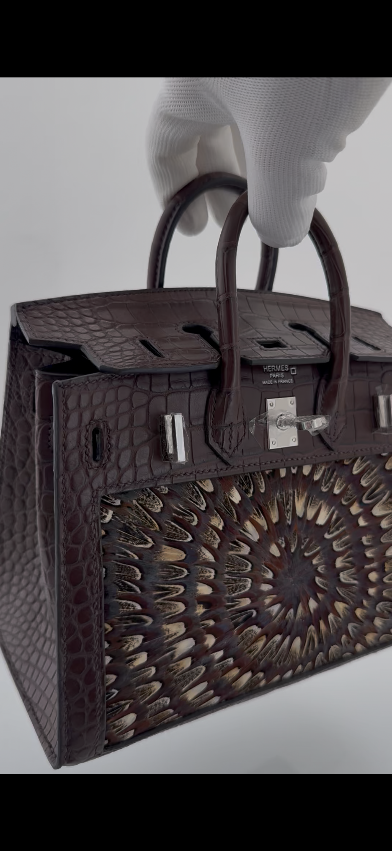 ⚜️ AN ODE TO HERMÈS ⚜️
Not a logo.
A legacy.
Not a trend.
A timeless standard
Not a bag.
A masterpiece.
With respect.
With love.
🤎⚜️🙏🏼😌
By ARTBURO
FASHION IS ART
ARTBURO Hermès Birkin Sellier 20 Havane Matte Alligator Palladium Hardware. By Alisa Kovtunova
Collaboration with Maison Kalij @maison_kalij (Paris) - Sujan Gurung 🙏🏼💫
#hermes
#artburo
#FashionIsArt
#AnOdeToHermès
#feathers
#SujanGurung