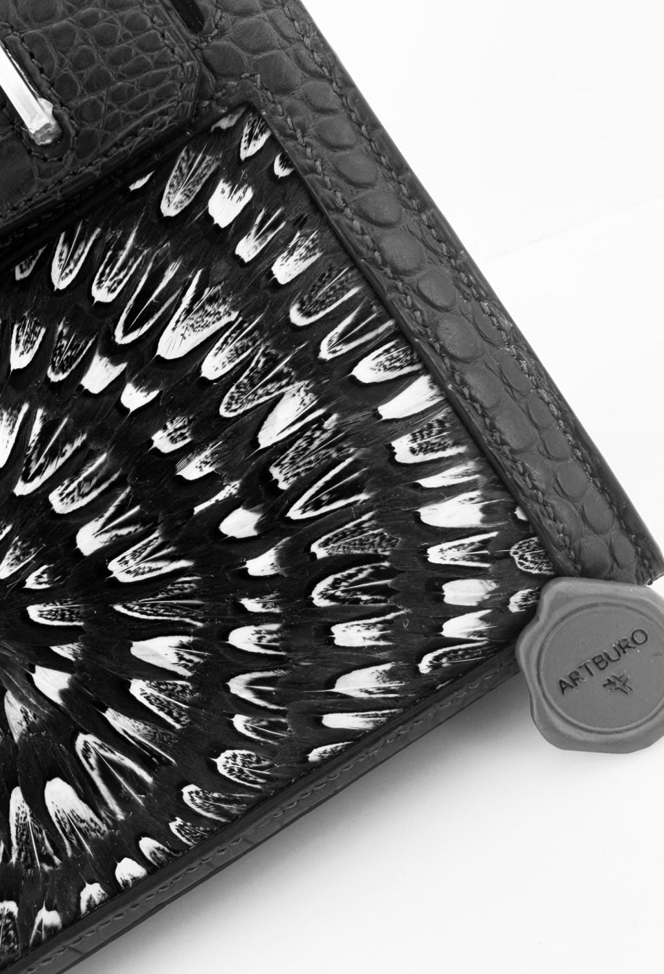 ⚜️ AN ODE TO HERMÈS ⚜️
Not a logo.
A legacy.
Not a trend.
A timeless standard
Not a bag.
A masterpiece.
With respect.
With love.
🤎⚜️🙏🏼😌
By ARTBURO
FASHION IS ART
ARTBURO Hermès Birkin Sellier 20 Havane Matte Alligator Palladium Hardware. By Alisa Kovtunova
Collaboration with Maison Kalij @maison_kalij (Paris) - Sujan Gurung 🙏🏼💫
#hermes
#artburo
#FashionIsArt
#AnOdeToHermès
#feathers
#SujanGurung